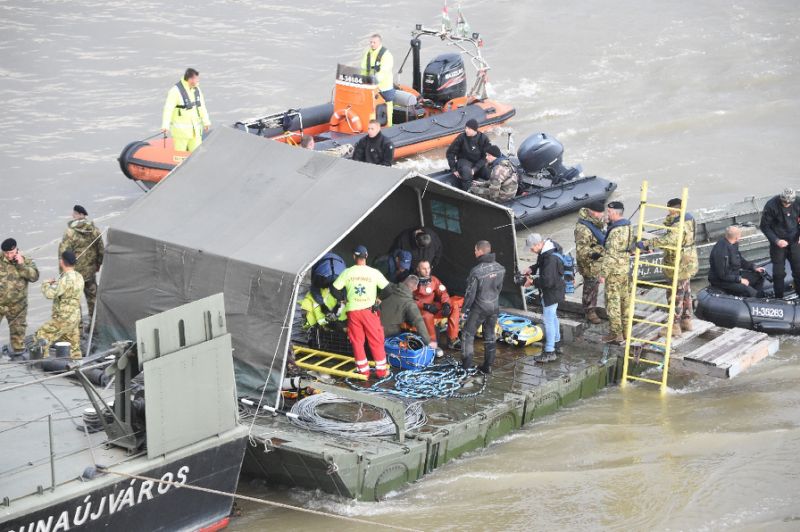 Salvage crews begin lifting Hungarian boat sunk in Danube