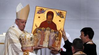 Pope Francis apologises to Roma for Catholic discrimination