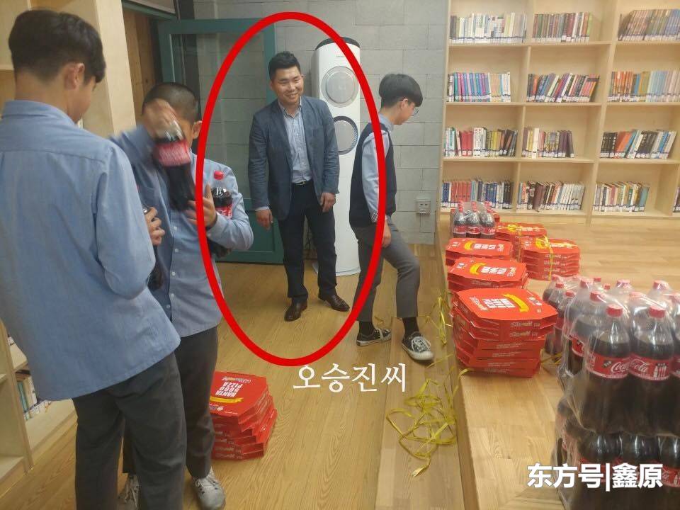 韩2初中男生捡到钱包送还失主，对方请全校604人吃大餐道谢！