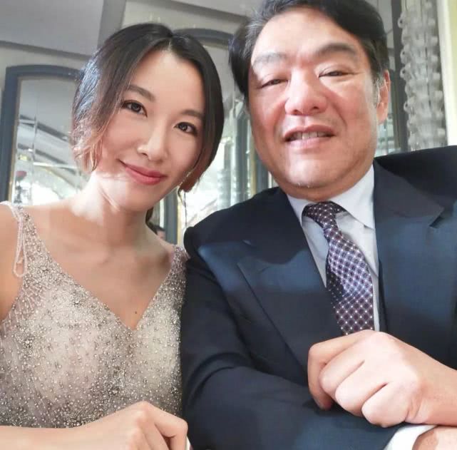 港姐李美慧庆祝结婚一周年，大25岁富豪老公抱着女儿爱不释手