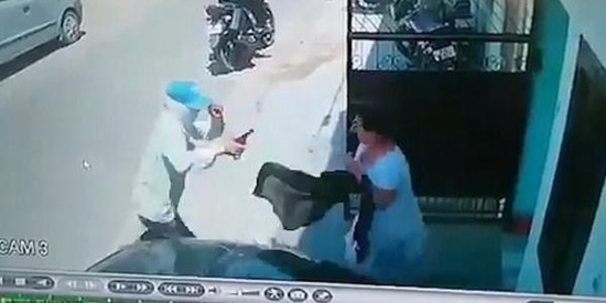 印度一女子临危不惧赤手空拳打跑一持枪歹徒