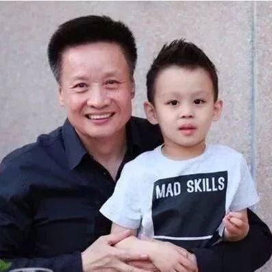 62岁阎维文7岁外孙曝光，罕见同台毫不怯场！妻子气质出众！