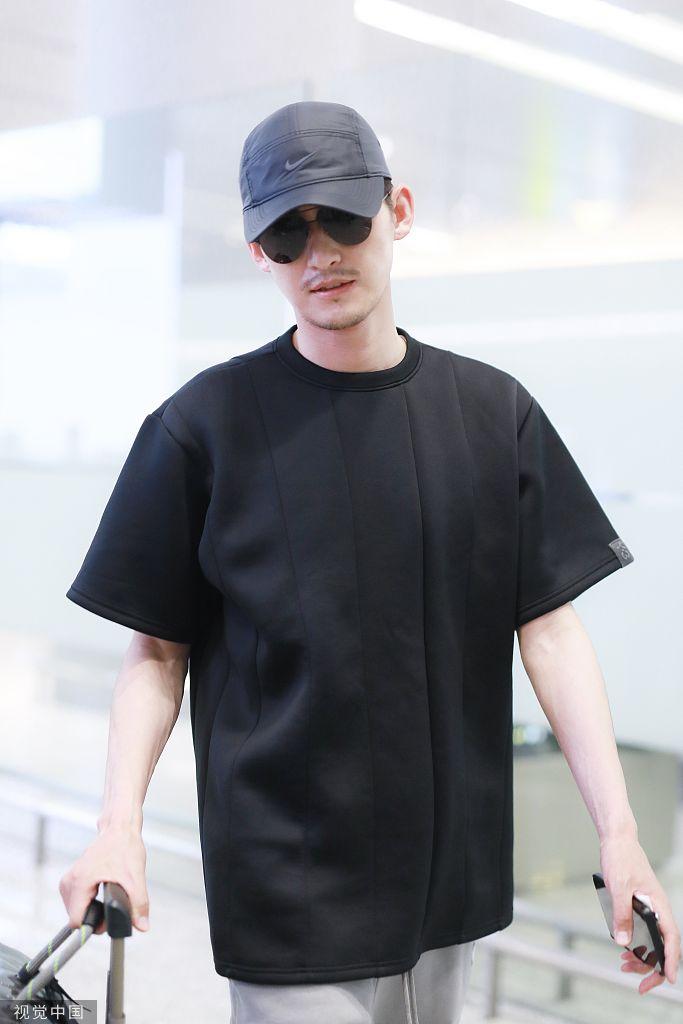 张翰街拍：黑T恤搭配按扣运动裤 LV老花旅行袋型男范儿