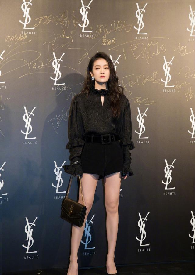 她是《神雕侠侣》中的郭襄，今穿T恤配牛仔裤，干净利落又甜美