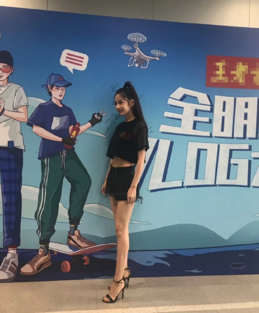 身材绝了!颖儿活动生图曝光 露小蛮腰双腿又细又长