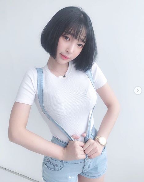 韩「清纯女模」薄背心！网抓包！