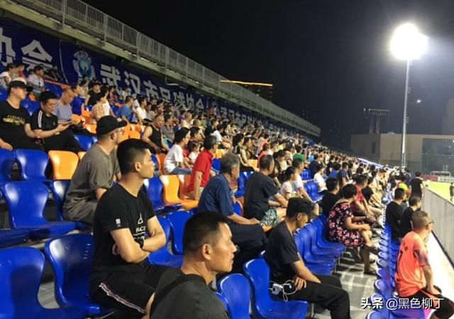 1-2！中国足球时隔34天再输韩国，球迷场边撕心裂肺喊“进一个”