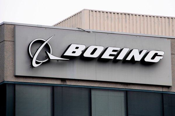 Boeing suspends 787 airplane production