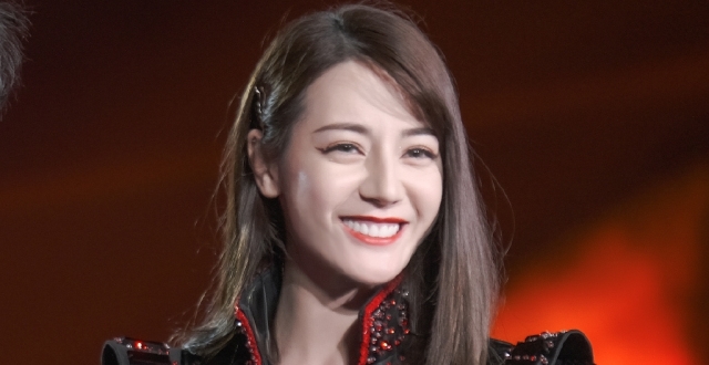 迪丽热巴节目演唱会现场曝光，造型华丽拿着法杖太有黑暗女王风