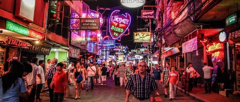 又有中国人在芭提雅夜场门前挨揍了，不过这事儿能怨谁呢……