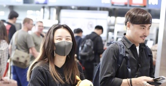 何洁刁磊三胎后首度公开亮相，十指紧扣大秀恩爱不避讳