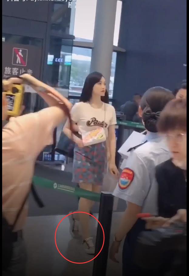 宋茜到底有多酷？当她脱掉裙子穿上匡威那刻，网友：这才是青春
