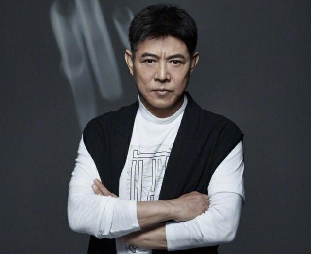 看看成龙、李连杰的手机，再看刘德华的手机，这差距太大了！