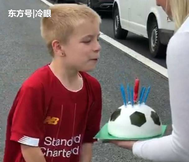 男童去庆祝生日时却遇上大塞车，暖心妈聚众在公路上切蛋糕