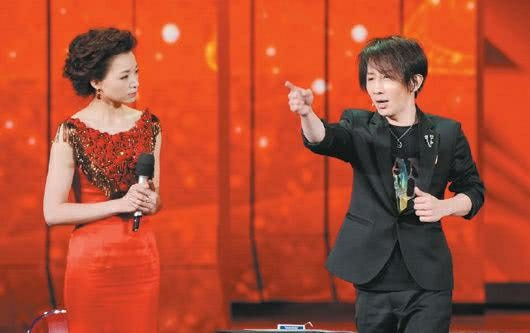 不好好当春晚主持人，非要凑热闹演小品，结果念错1字犯下大错？