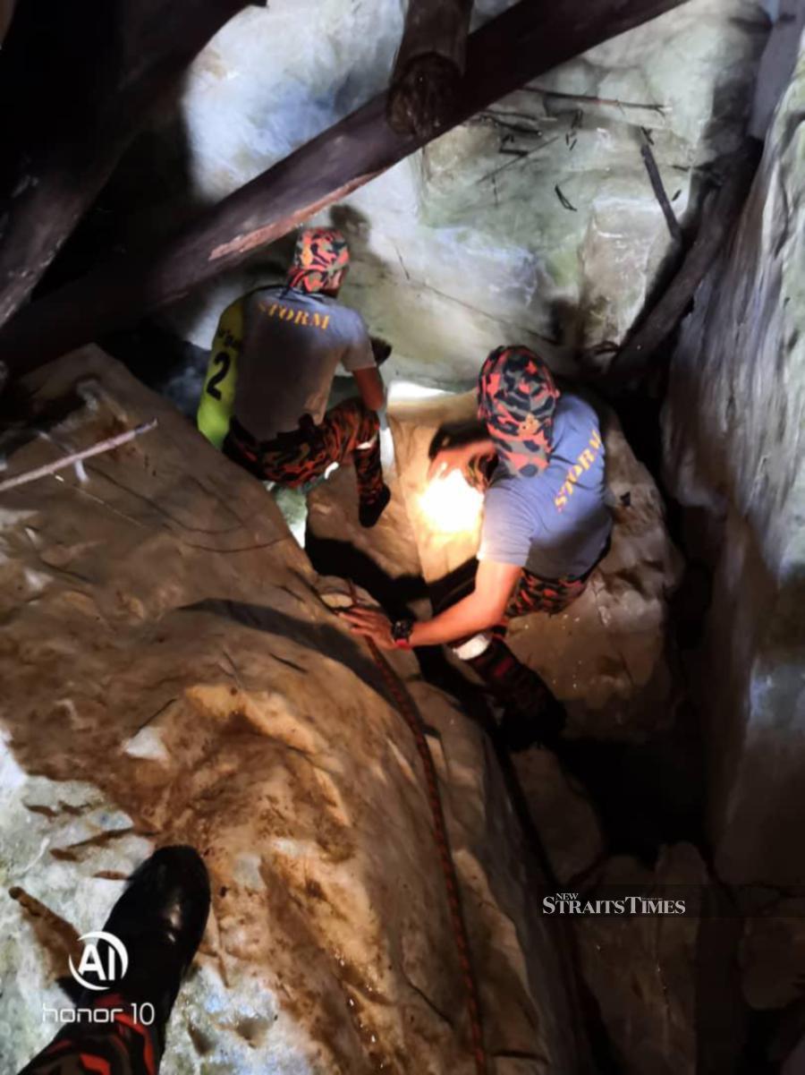 Mulu cave flood: Search for missing guide called off due to heavy rain