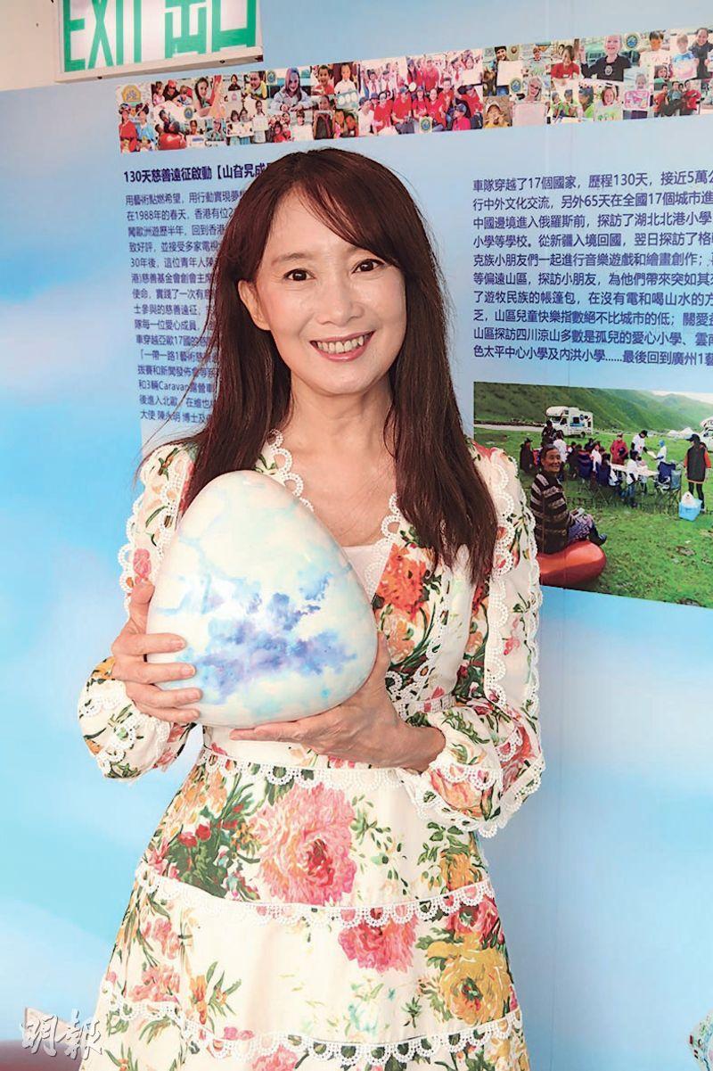 陈美龄母子 合作推出旅游书