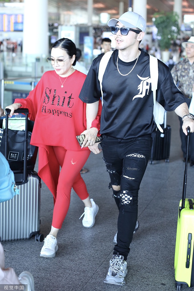 钟丽缇张伦硕一家六口现身机场 女儿都是大长腿