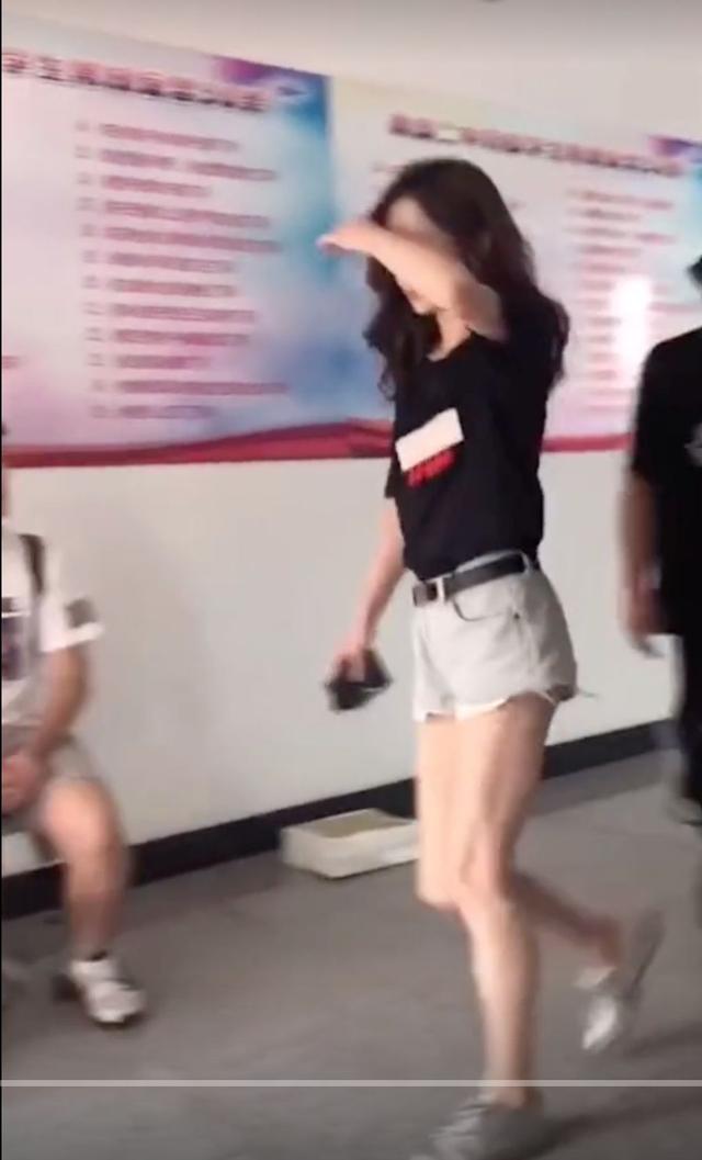 姚笛独自现身机场，黑T超短裤美腿吸睛，见镜头直捂脸快速逃走