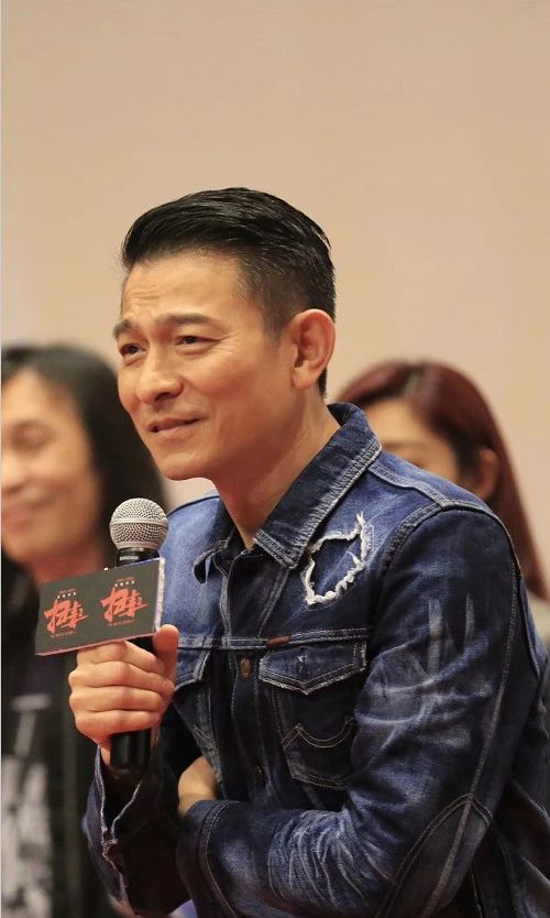 原创 刘德华真是老了！一笑满脸都是褶子了，看到他的裤子，瞬间笑喷！