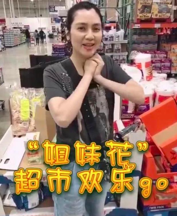 47岁洪欣素颜带2女儿狂买薯片，皮肤水嫩一头黑发发量惊人