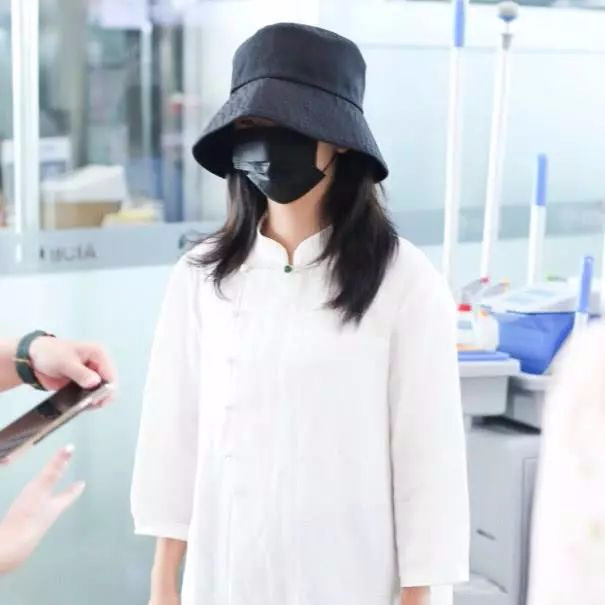 谭松韵的裙子太有个性，本以为是旗袍，披了层网纱后却秒变公主裙