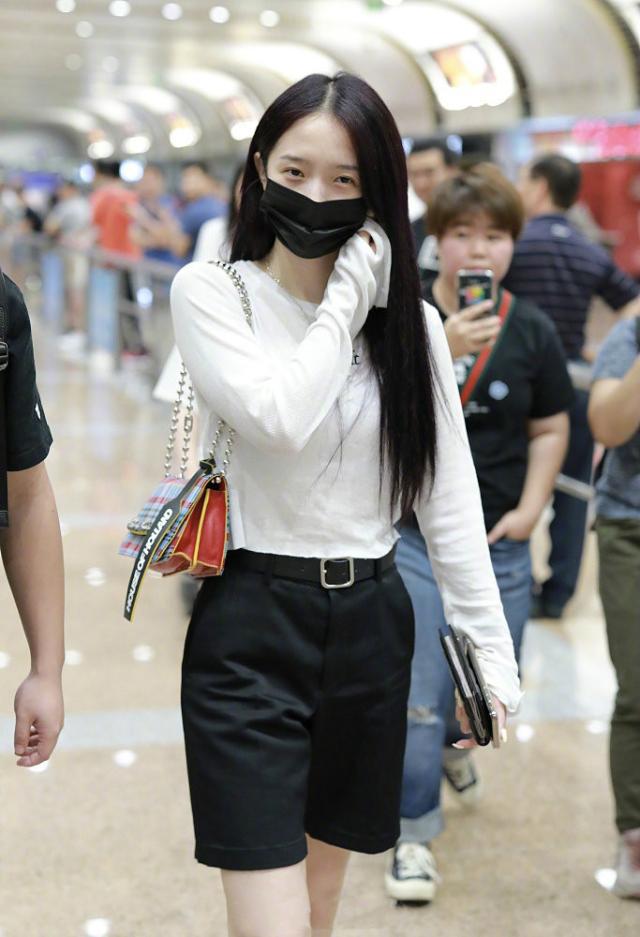 孟美岐机场就是敢穿！男友风衬衣配红色长发，堪称懒女生穿搭范本