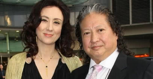 网友偶遇洪金宝夫妇，洪金宝坐轮椅走很快，高丽虹跟不上转头走开