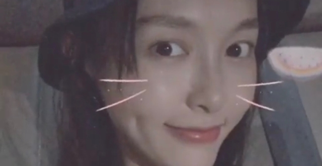 唐嫣车内玩自拍好美好瘦，细胳膊细腿毫无孕相