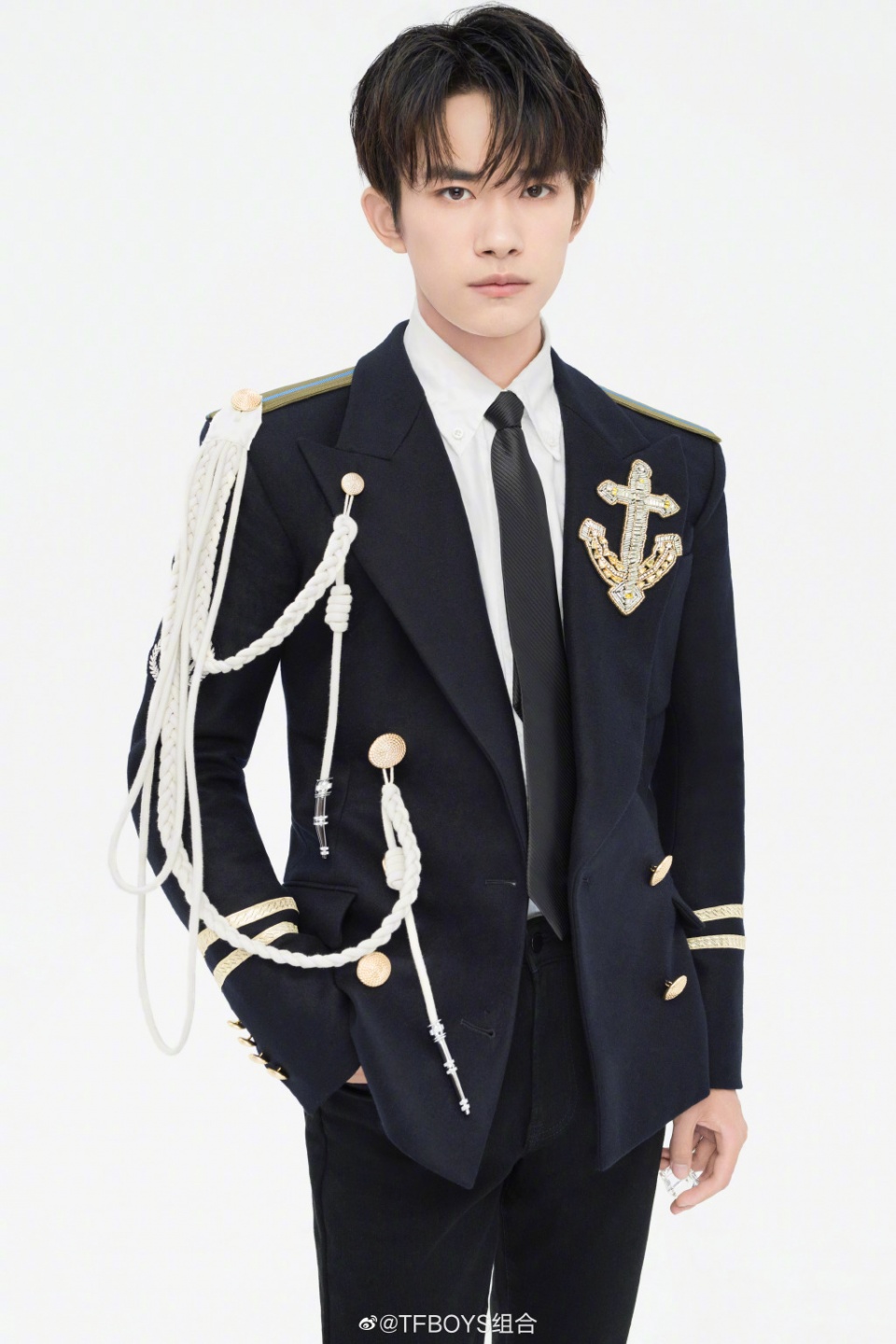 TFBOYS今年首个团体写真来了！三人穿皮鞋霸气十足，但有一点遗憾