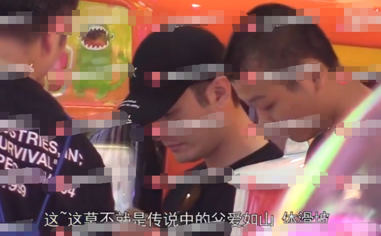 小海绵陪完Baby，又单独陪黄晓明和奶奶逛商场，夫妻俩各玩各的吗？