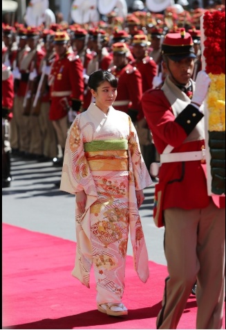 真子公主访问玻利维亚，和服装高处望风景，缆车观光更是难得！