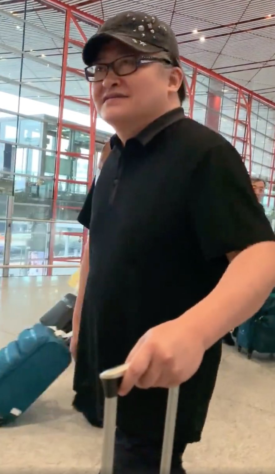刘欢与妻子罕见同框现身 潮装打扮夫妻相明显