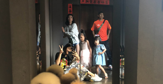 贾静雯大女儿晒一家五口照，波妞对镜子踮脚张大嘴巴凹造型超萌