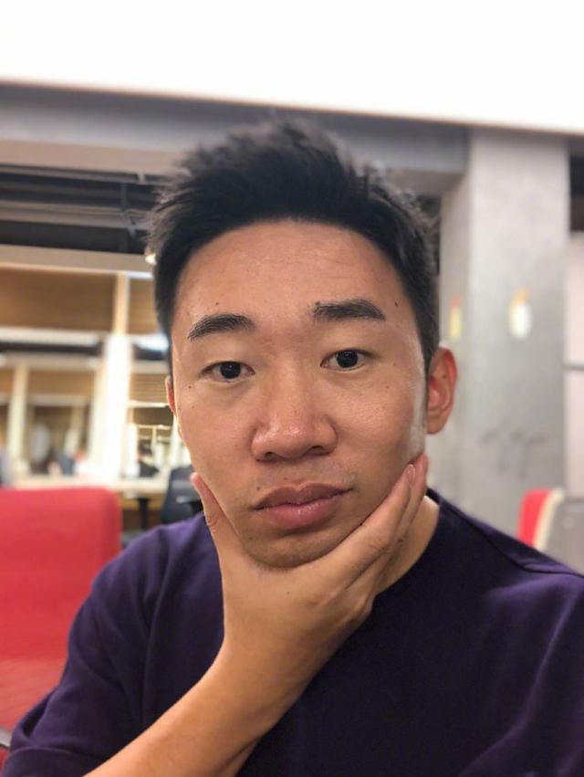 杨迪晒卸妆前后对比照，人家看皮肤他数痣，网友：你化妆师很厉害