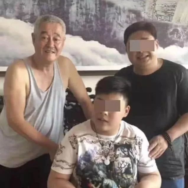 赵本山近照曝光满头白发，身家几亿穿破背心与人合影！
