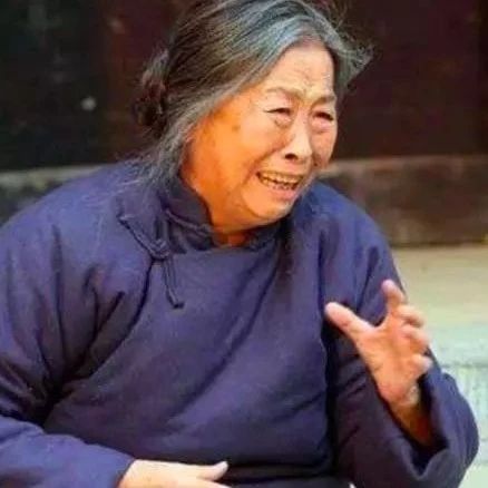82岁国民母亲身价千万却住40平米小屋，拼命拍戏为儿子还房贷！