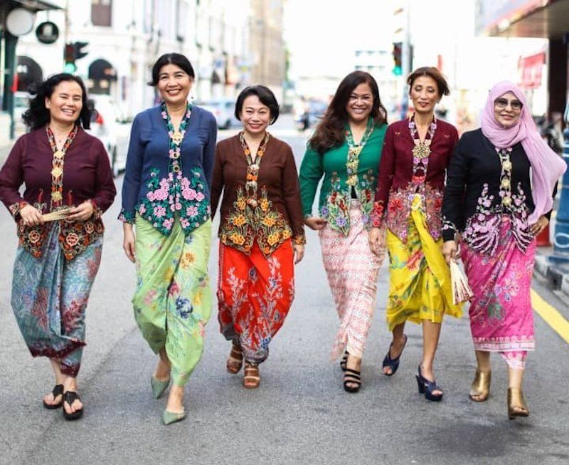 Former TV3 broadcast journalist and friends go viral for fabulous kebaya-themed farewell photoshoot in Penang
