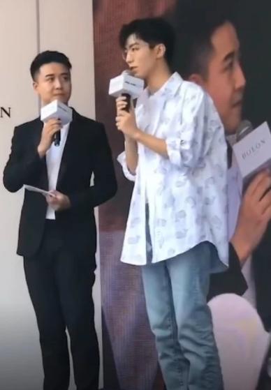 粉丝提醒王俊凯千万保护好眼睛，看到王俊凯戴眼镜的样子：我懂了