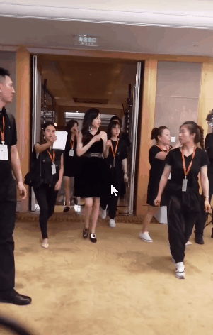 唐嫣穿短裙女人味爆棚，小腹隆凸明显，工作人员全程守护
