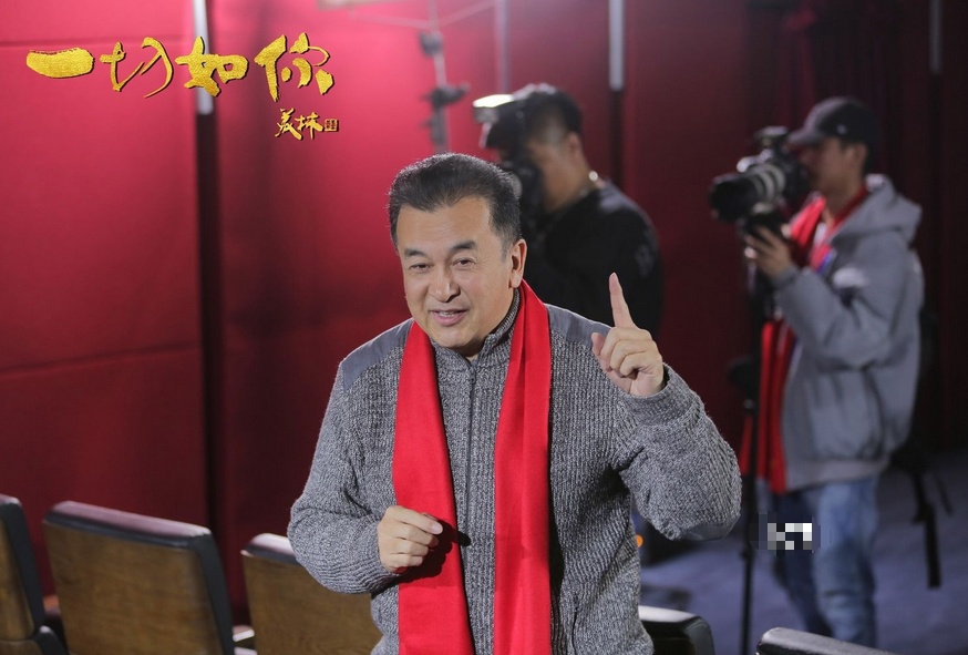 59岁黄宏罕露面！与刘芳菲搭档主持晚会，两鬓斑白皱纹丛生显沧桑