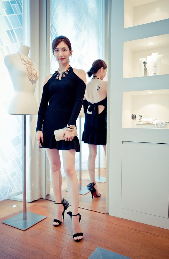 江疏影晒私服照，穿背心配红色吊带裙，对镜卖萌美成18岁少女