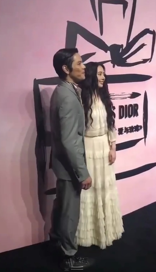 向佐郭碧婷甜蜜亮相活动，郭碧婷主动对未婚夫牵手搂腰拍臀部