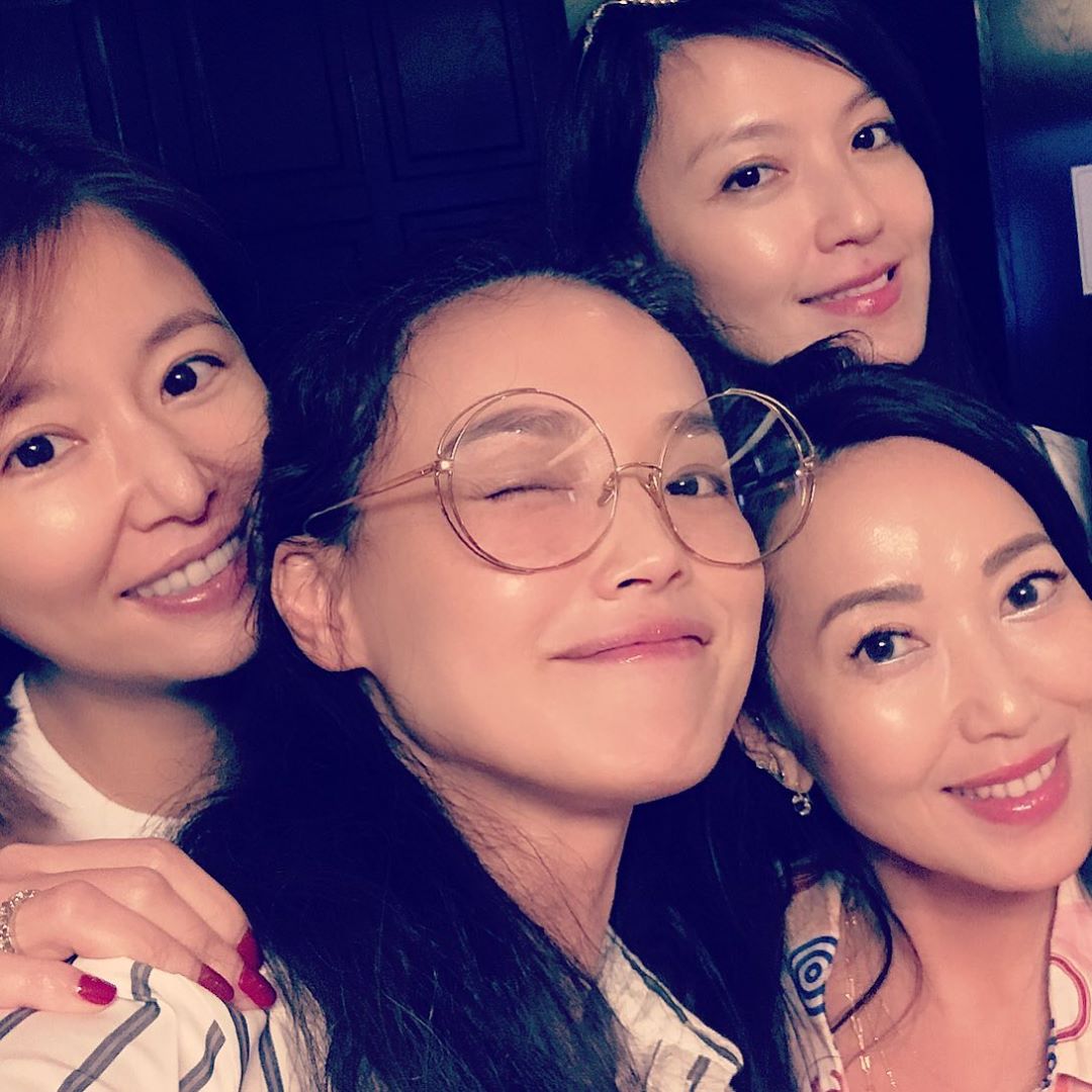 难得与好姊妹聚会 舒淇揸机Selfie唔怕脸大