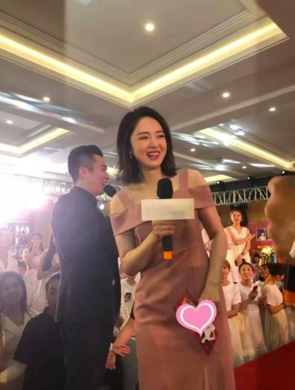 39岁董璇离婚后首现身！笑容中难掩疲惫，网友：憔悴了好多
