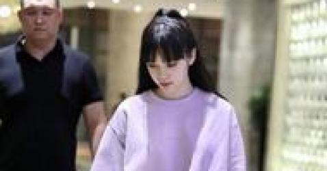 欧阳娜娜身上的T恤值2000元，网友：和20元的有什么区別？