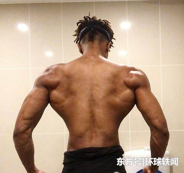 19岁小伙健身3年，从瘦小伙变成肌肉男，发达胸肌让人自叹不如
