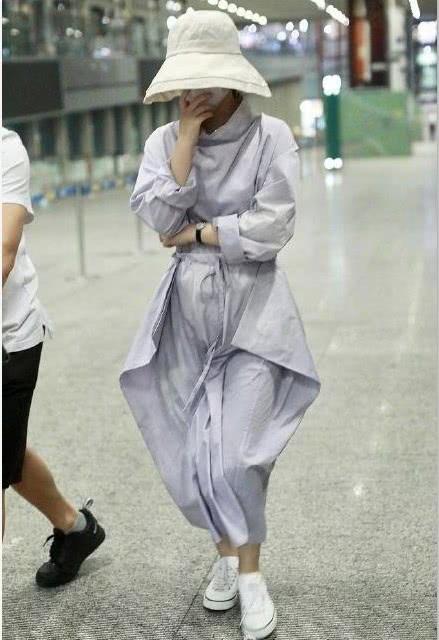 赵丽颖产后首露面，手挡的位置成焦点：没能逃脱产后妈妈的噩梦