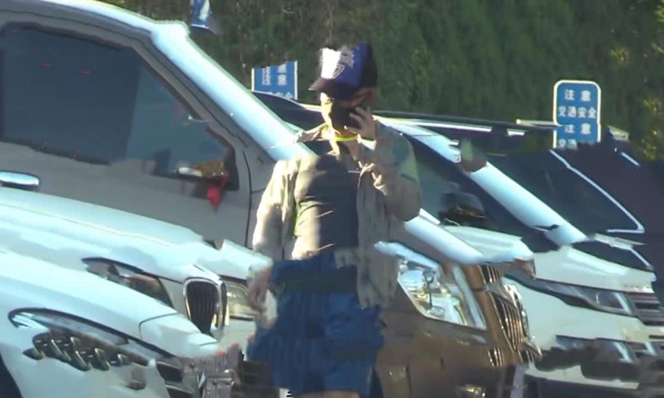 董璇被证实离婚后素颜现身 带娃与黄海波低调聚会
