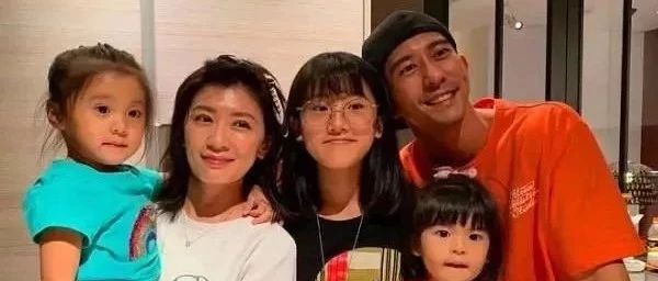 梧桐妹罕见晒全家福，贾静雯被抓拍有点懵，波妞挠肚子表情抢镜